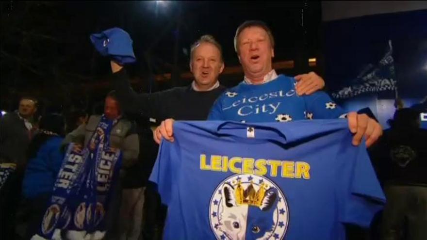 Los aficionados del Leicester celebran el título de la Premier