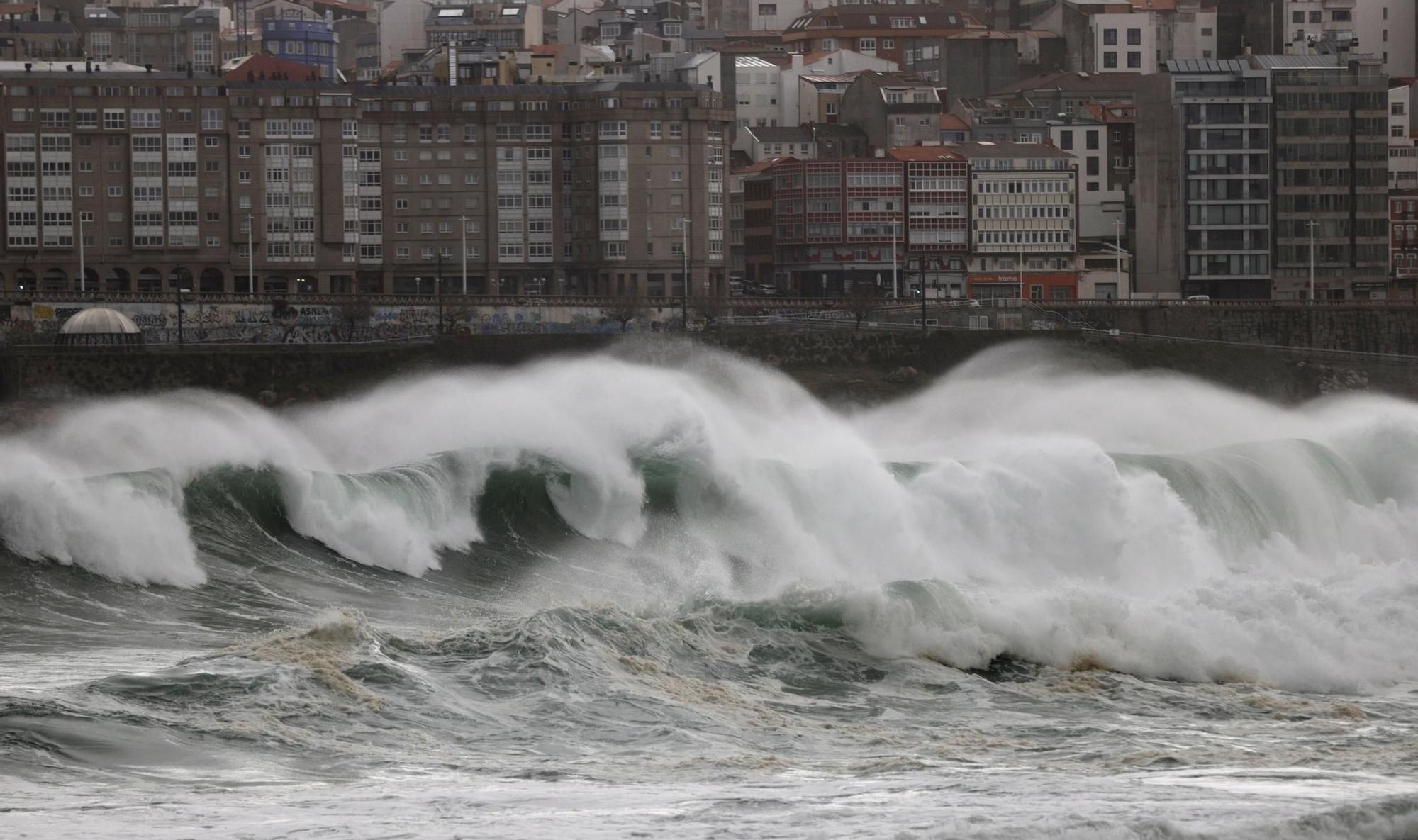 El temporal mantiene en alerta Galicia por nieve y olas de hasta 8 metros