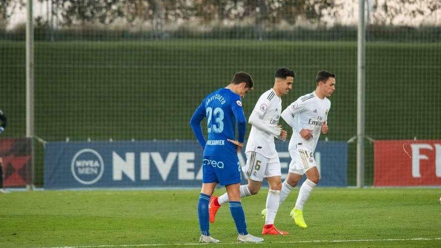 Javi Cueto, delantero del Vetusta, se lamenta tras el segundo gol del Castilla.