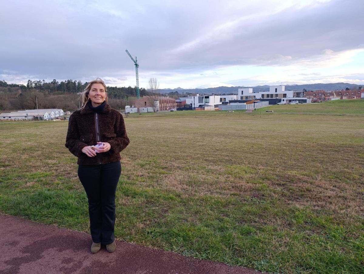 La concejala Alejandra Cuadriello, en la zona alta de La Fresneda, en plena expansión, donde faltan dotaciones básicas como el alumbrado.