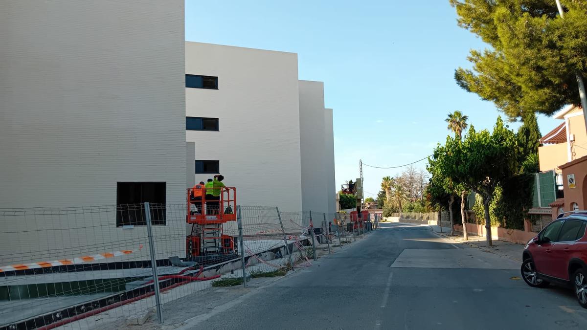 Operarios trabajando en el edificio, por la parte de detrás