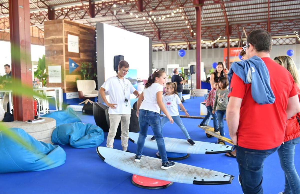 Los más pequeños se familiarizan con los deportes acuáticos.