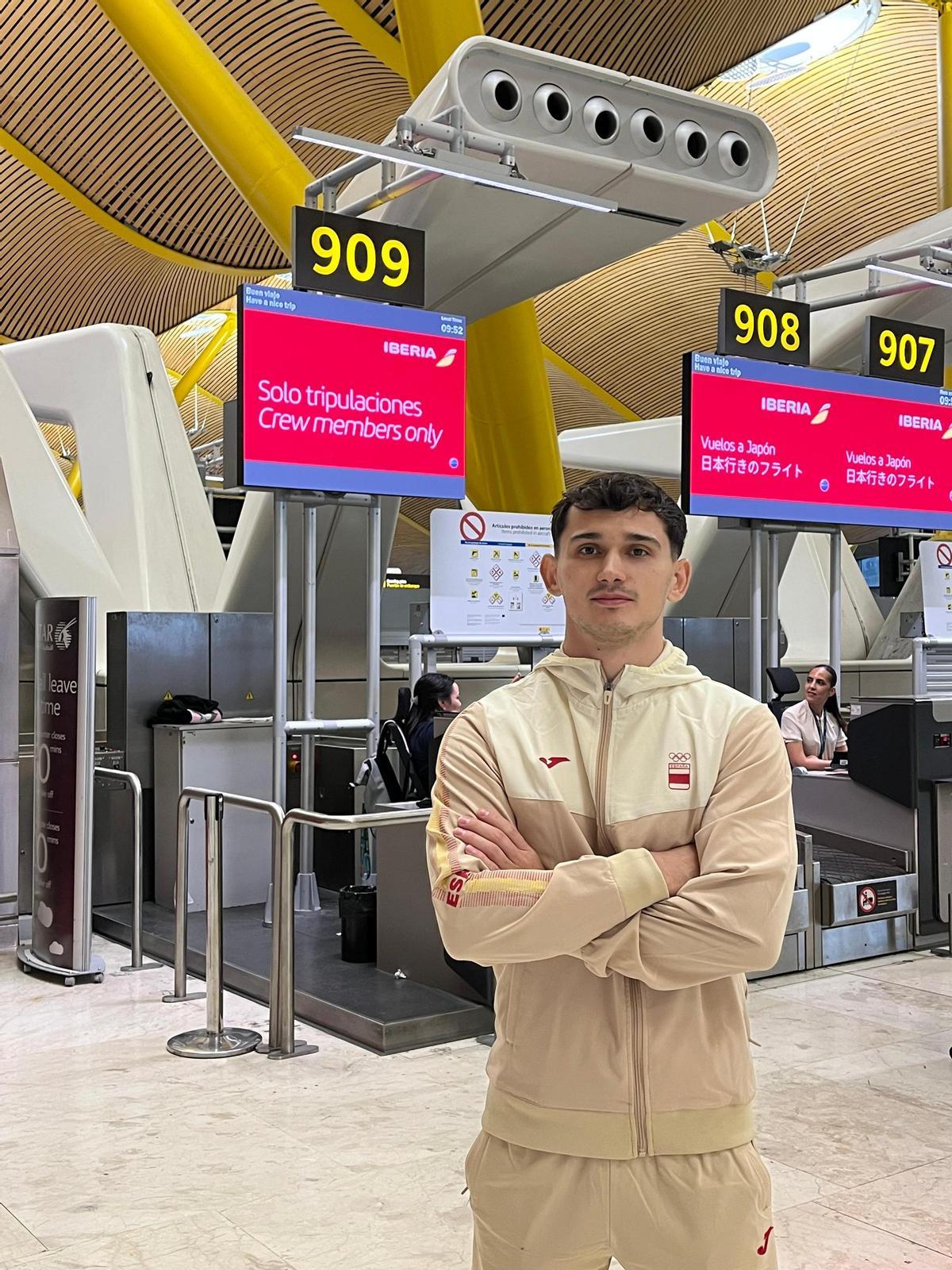 Nicolau Mir, en el aerpuerto antes de viajar hacia Taranto