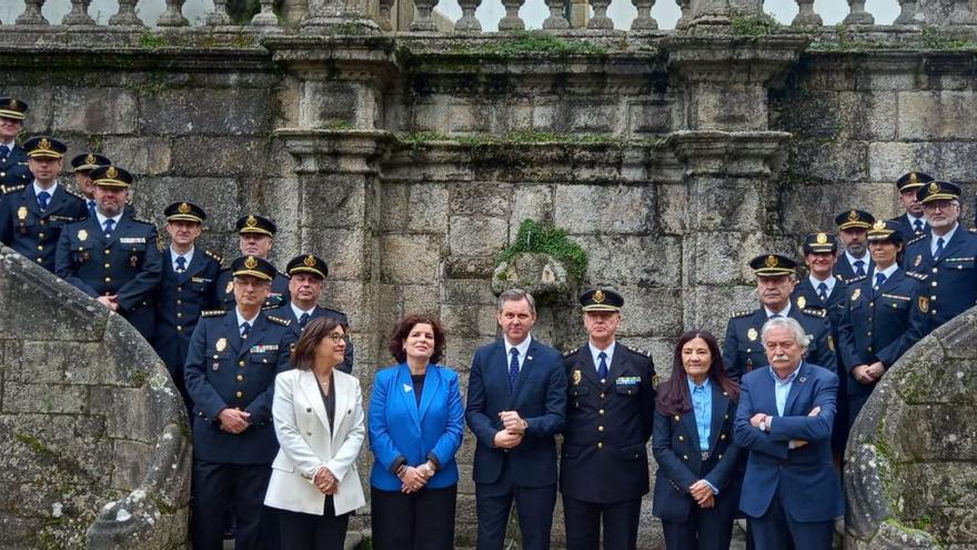 El jefe superior de Policía de Galicia y el delegado del Gobierno, con los mandos policiales y los nuevos comisarios, ayer, en Mariñán. |   // FDV