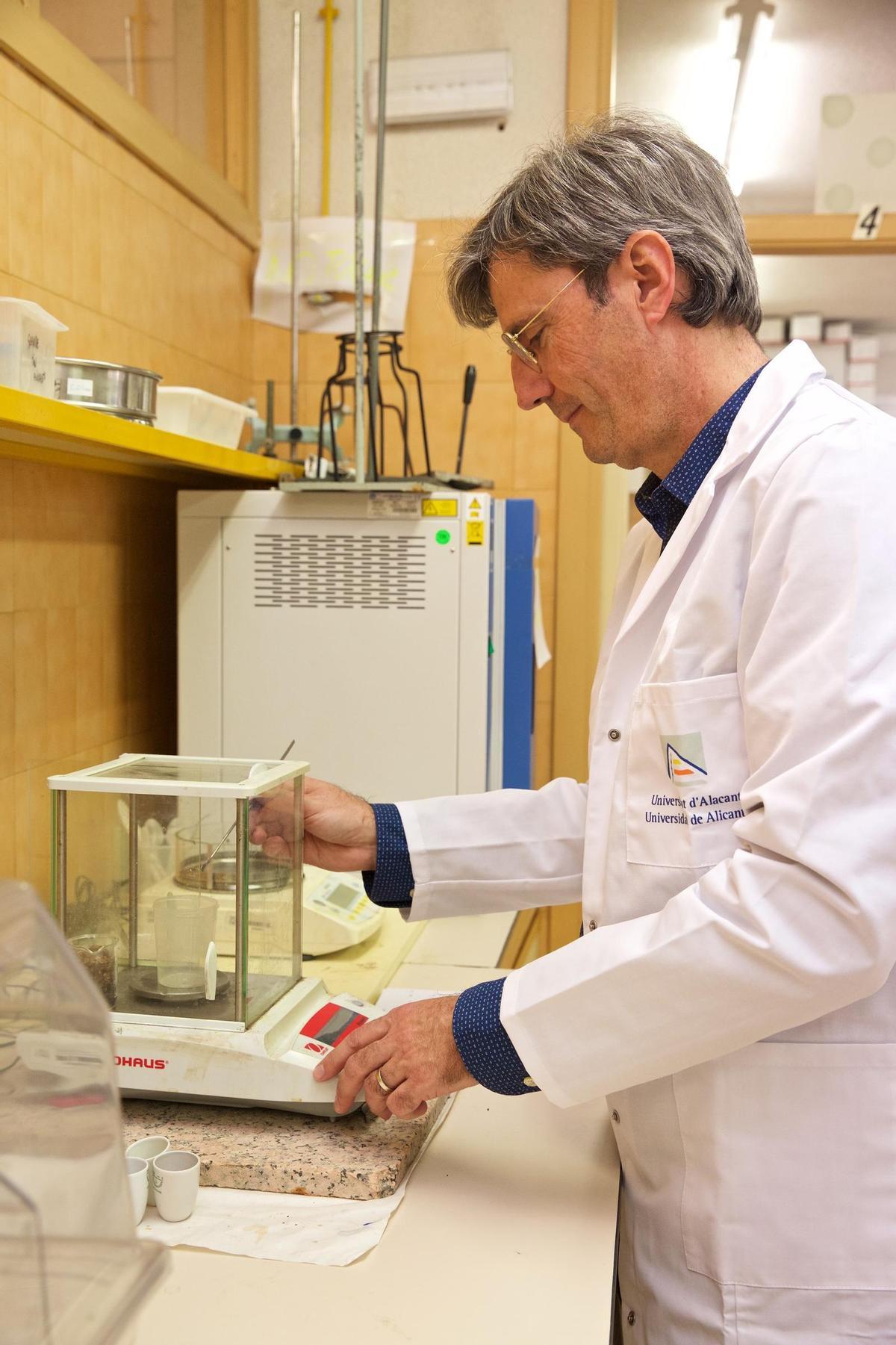 José Luis Todolí en el laboratorio.