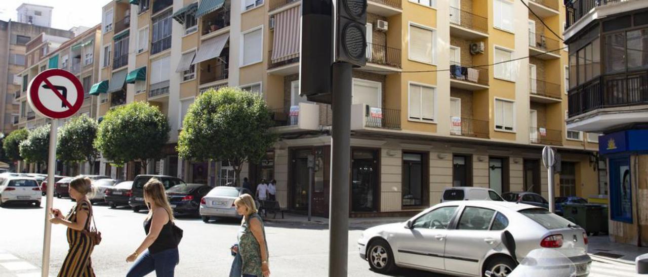 Un grupo de peatones y un turismo, en uno de los semáforos. | PERALES IBORRA