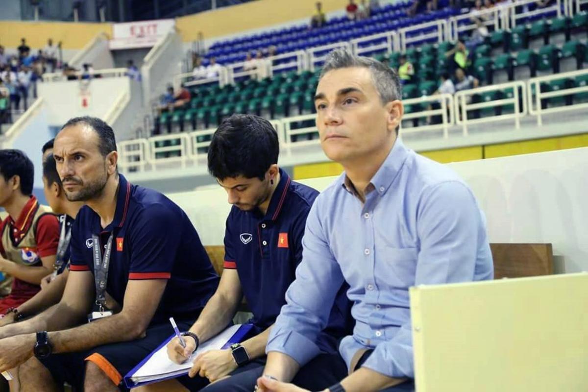 GRAF4190. HO CHI MINH, 03/01/2019.- Fotografía facilitada por Miguel Rodrigo.- El seleccionador de Vietnam, Miguel Rodrigo, junto al preparador físico Arkaitz Sisniega y el entrenador de porteros Antonio García, durante un partido. El fútbol sala vietnamita vive una revolución en la que son fundamentales los ocho preparadores españoles que transmiten sus conocimientos desde las categorías inferiores hasta la cima de la selección nacional absoluta. Creo que es un caso único en el mundo, estamos ahora ocho españoles trabajando para la federación vietnamita, más un fisioterapeuta que viene desde España en momentos clave, dice Miguel Rodrigo, seleccionador del equipo nacional y entrenador en competiciones continentales del Thai Son Nam, el club más potente del país.- EFE/Miguel Rodrigo