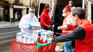 Reparto de alimentos por parte de Creu Roja en Molins de Rei.