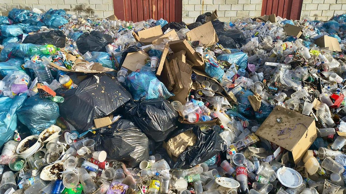 Basura recogida durante las fiestas y amontonada en el Mercado Regional.
