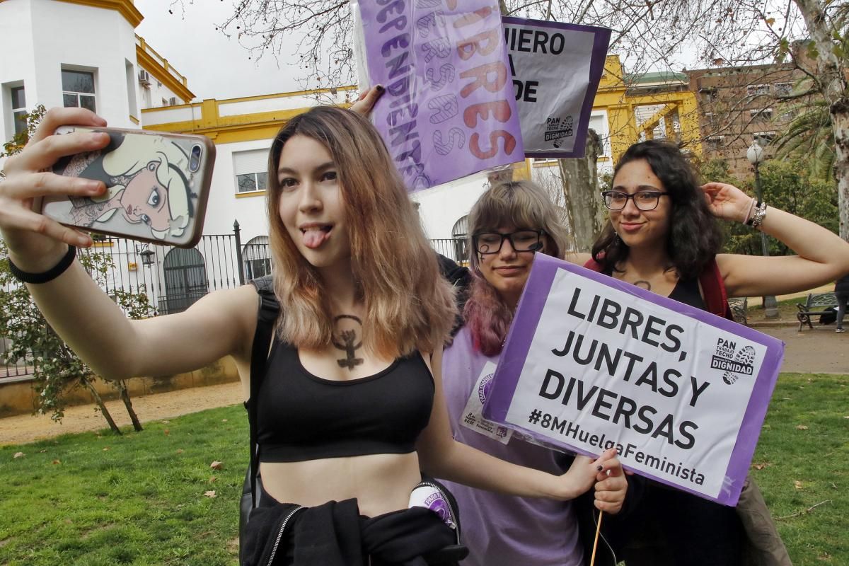 Centenares de mujeres de distintos colectivos llevan sus reivindicaciones a Colón