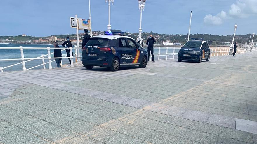 Los agentes, el sábado, en el paseo del Muro