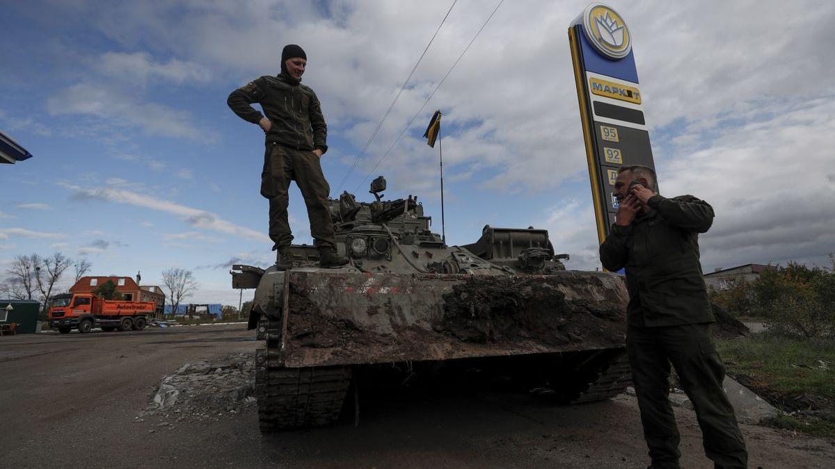 Un soldado ucraniano aupado a un tanque ruso en Kamyanka, una localidad liberada en el noreste de Járkov.