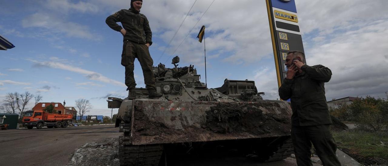 Un soldado ucraniano aupado a un tanque ruso en Kamyanka, una localidad liberada en el noreste de Járkov.