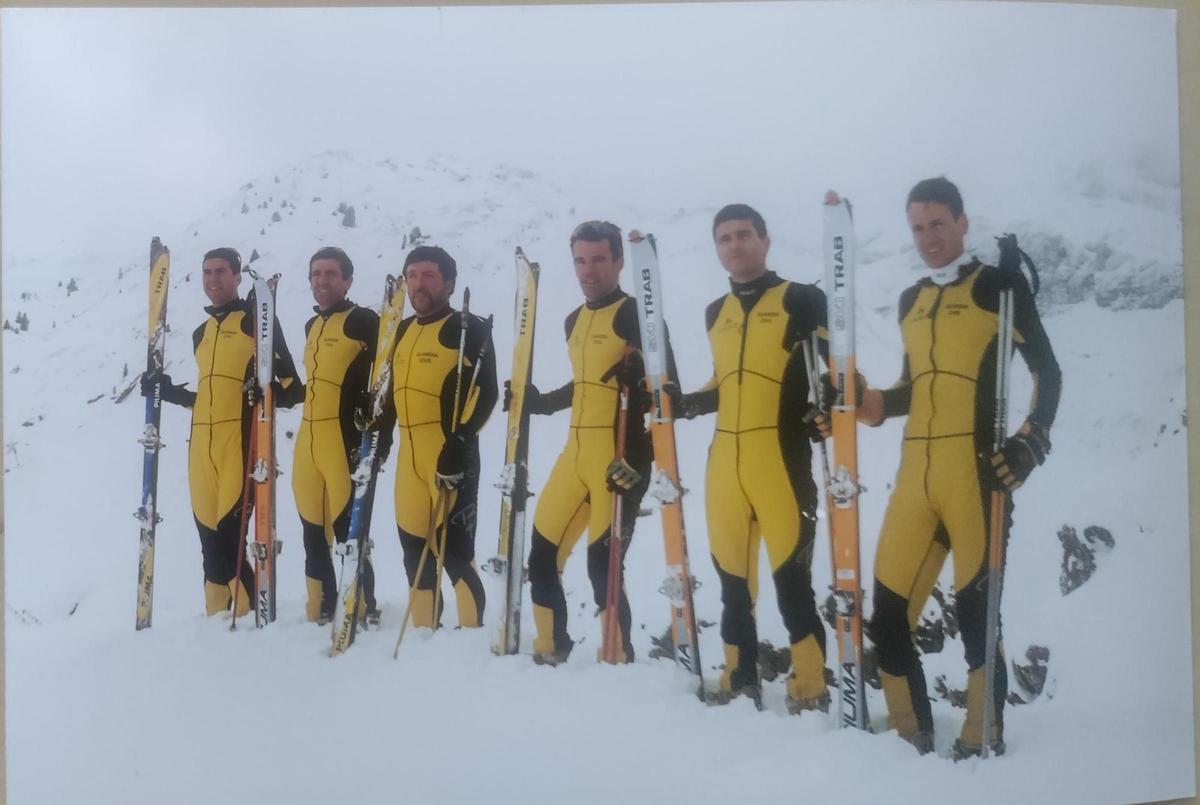 Equipo de esquí de la Guardia Civil, con Bernabé Aguirre –tercero por la izquierda–.