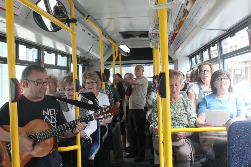 Una coral de gent gran actua al bus urbà manresà