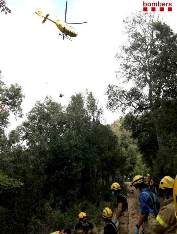 Moment del rescat del motorista accidentat entre Sant Feli de Buixalleu i Arbúcies