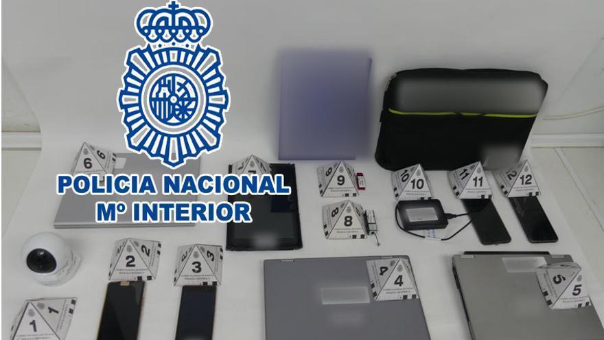 Útiles de videovigilancia incautados por la Policía.