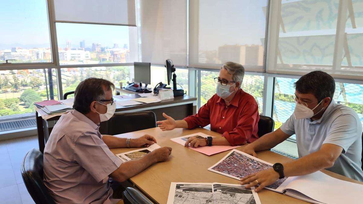 Reunión del alcalde de Albal con el director de Obras Públicas.