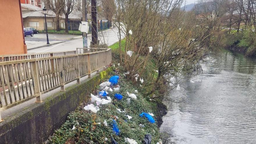 Exigen celeridad para eliminar una basura de la feria padronesa que llega hasta el Sar