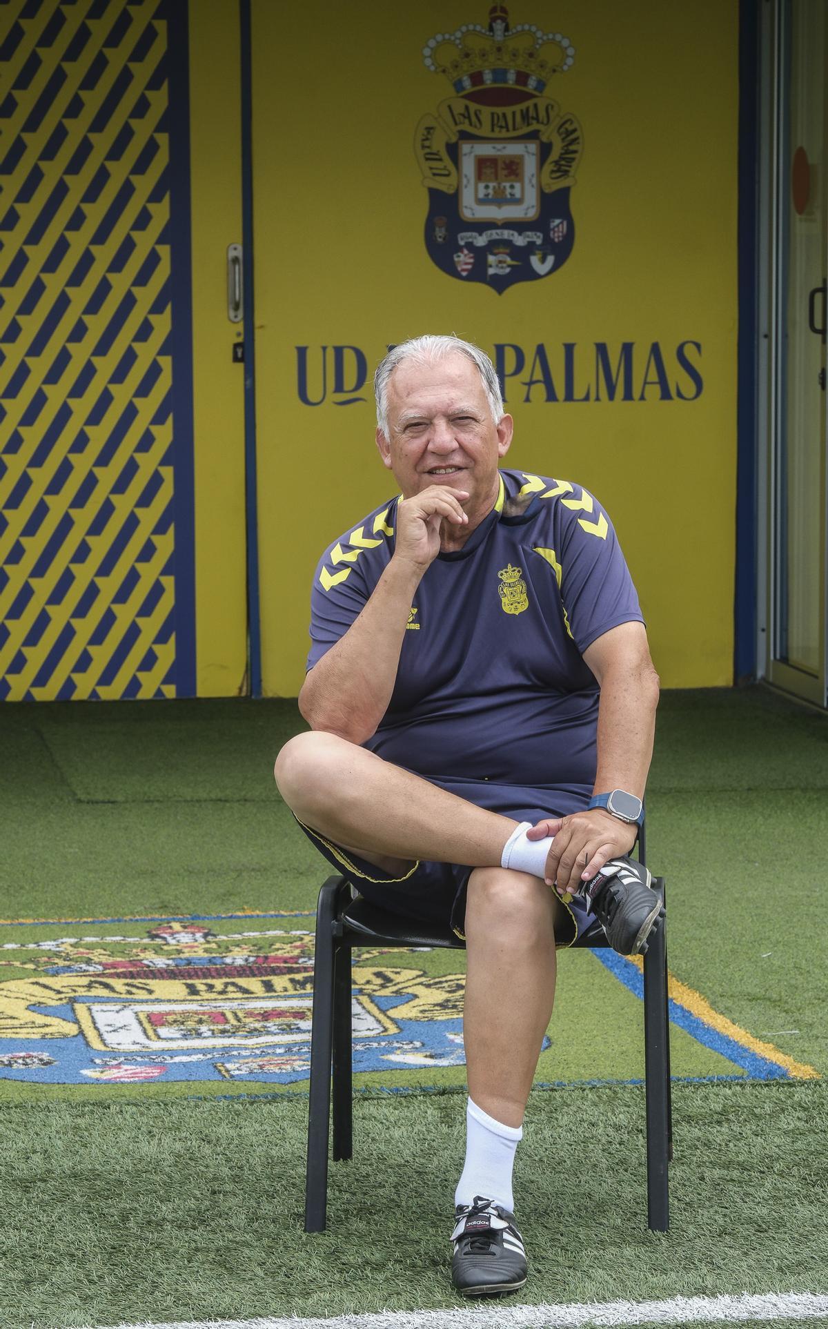 Juan Manuel Rodríguez posa junto al escudo de la banda técnica del Anexo, al término de la sesión.