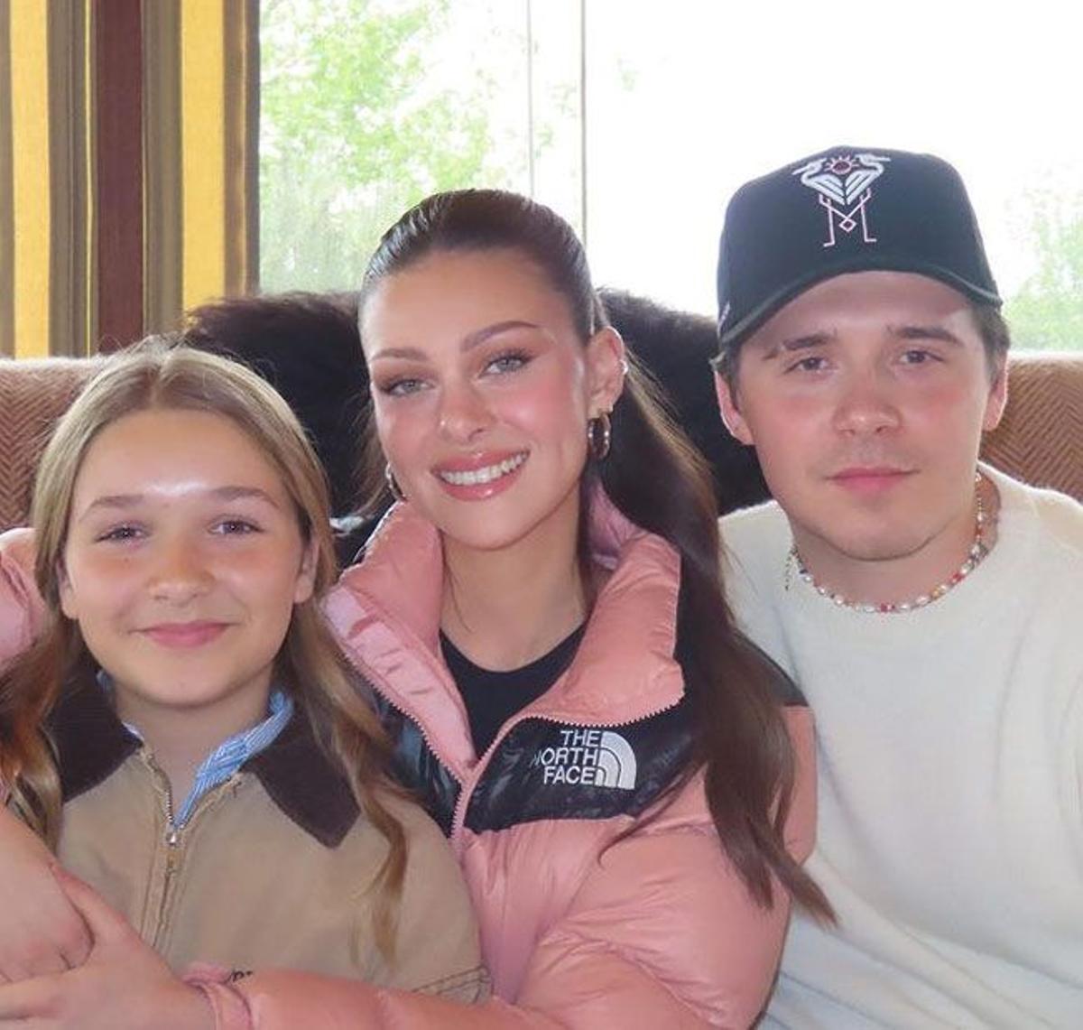 Harper Beckham con su hermano mayor, Brooklyn, y su cuñada, Nicola Peltz
