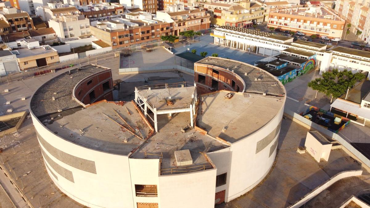 Perspectiva aérea del edificio de La Paloma que será demolida para adecuar su aparcamiento subterráneo y ubicar un nuevo edificio multiusos