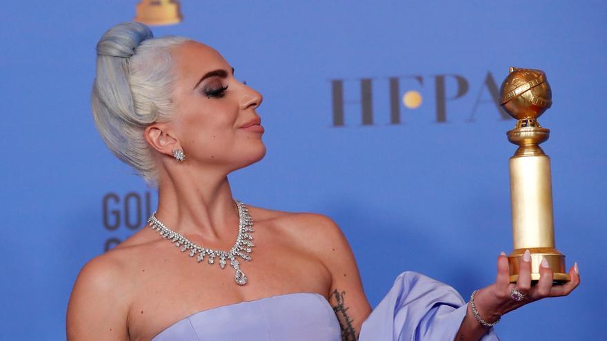 Lady Gaga posa con su galardón en una edición anterior