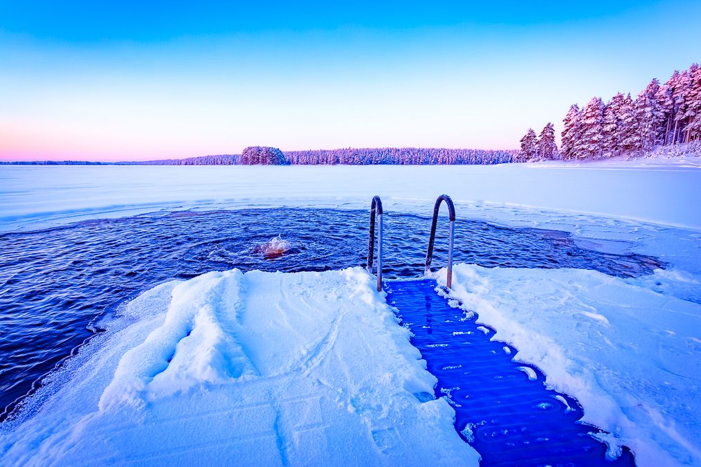 El baño en aguas heladas forma parte de la cultura cotidiana en Finlandia, una tradición ligada al entorno natural y a la vida al aire libre.