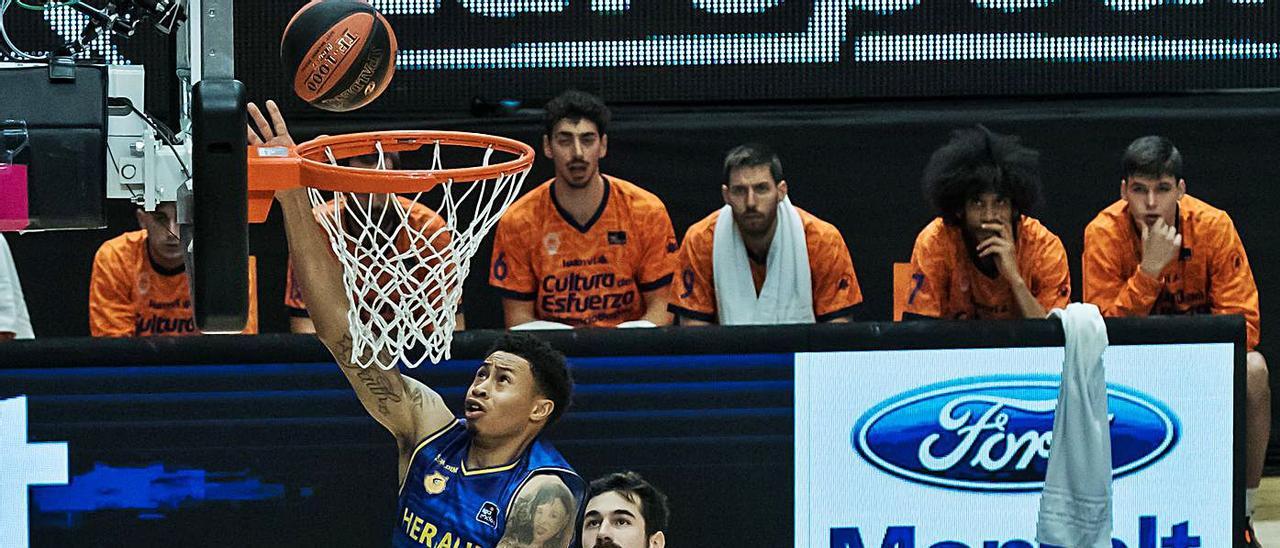 AJ Slaughter deja una bandeja en la canasta del Valencia Basket ante la mirada de Mike Tobey y Nikola Kalinic.