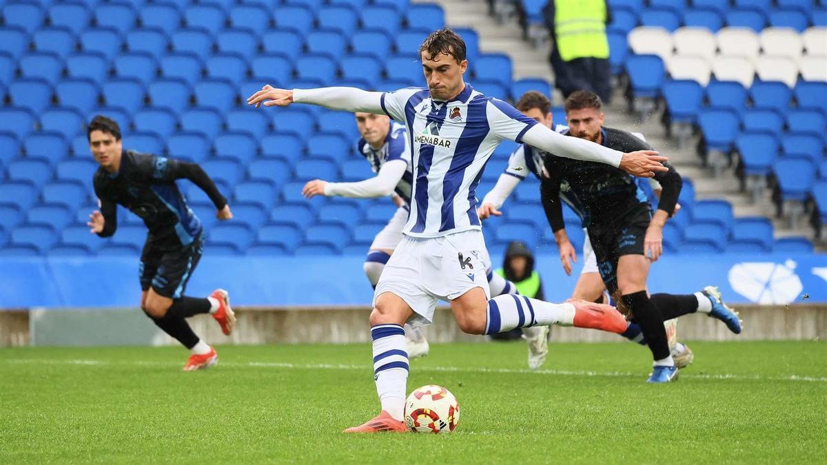 Mikel Goti lanza un penalti en su etapa en la Real Sociedad B.