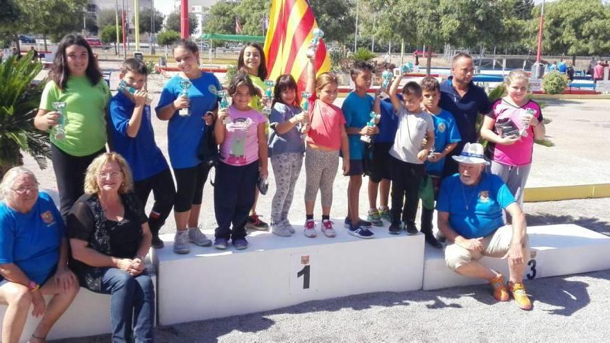 Imagen del podio con los jugadores que participaron en la competición infantil.