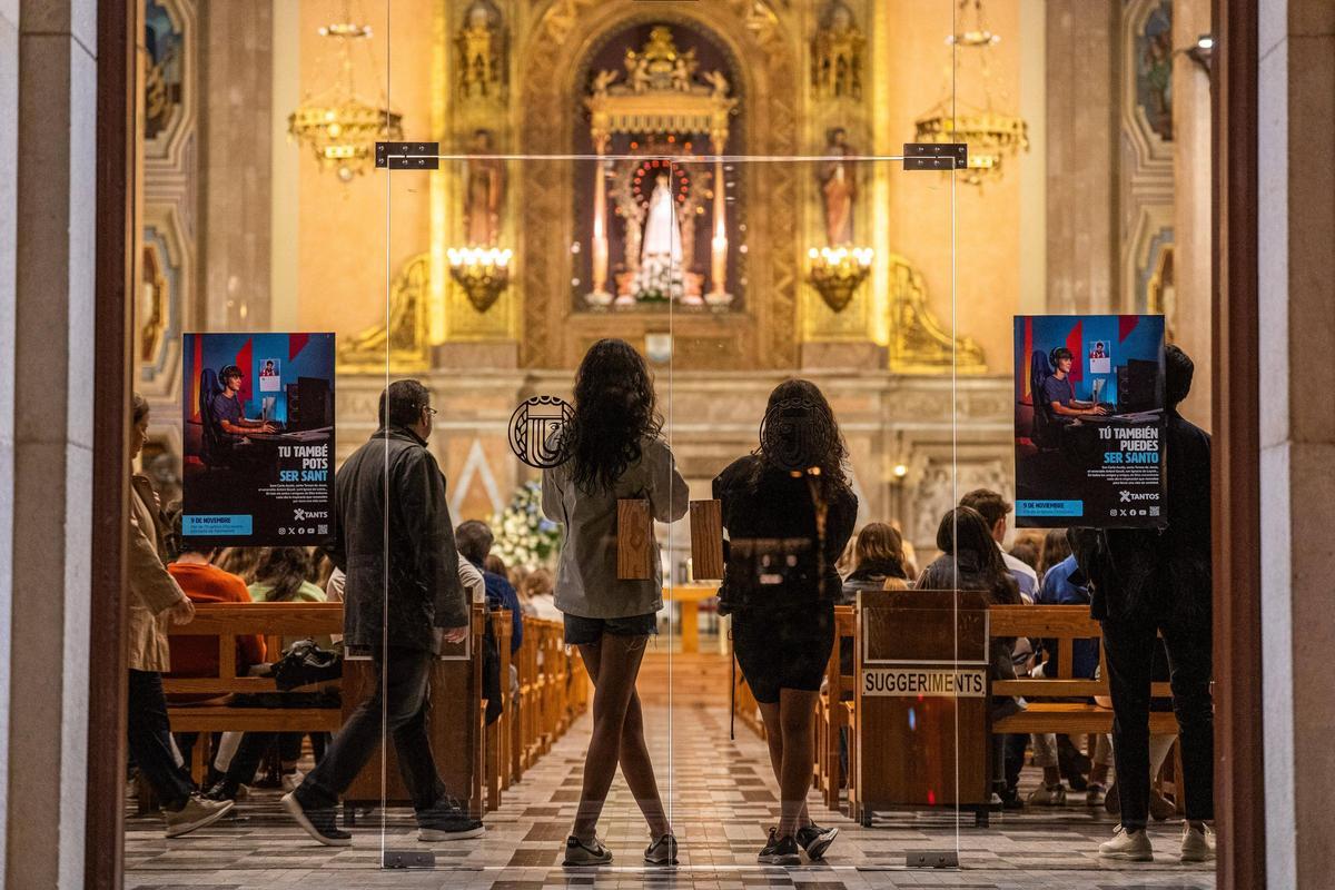 Dos jóvenes, en la misa vespertina del domingo en la parroquia de la Bonanova.