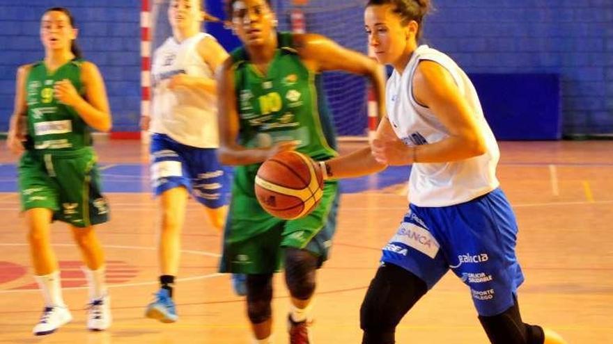 Salomé García conduce el balón en el partido de ayer. // Iñaki Abella