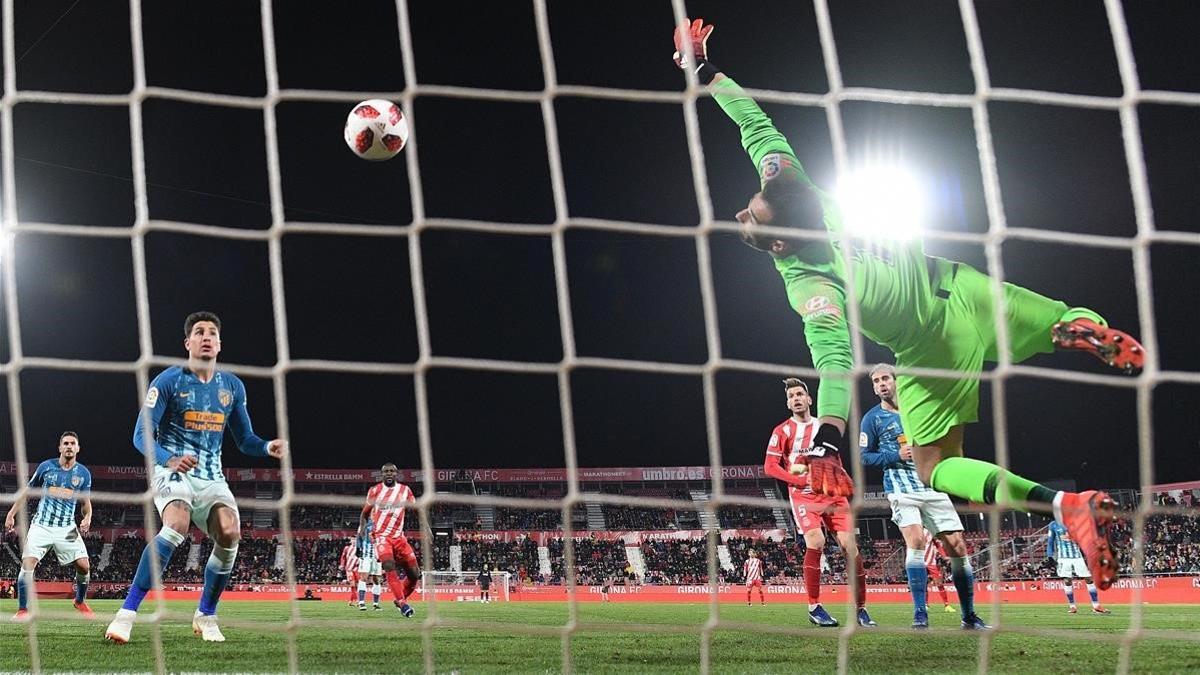 Adán no logra detener el disparo de Choco Lozano, que transformó el gol del empate del Girona.