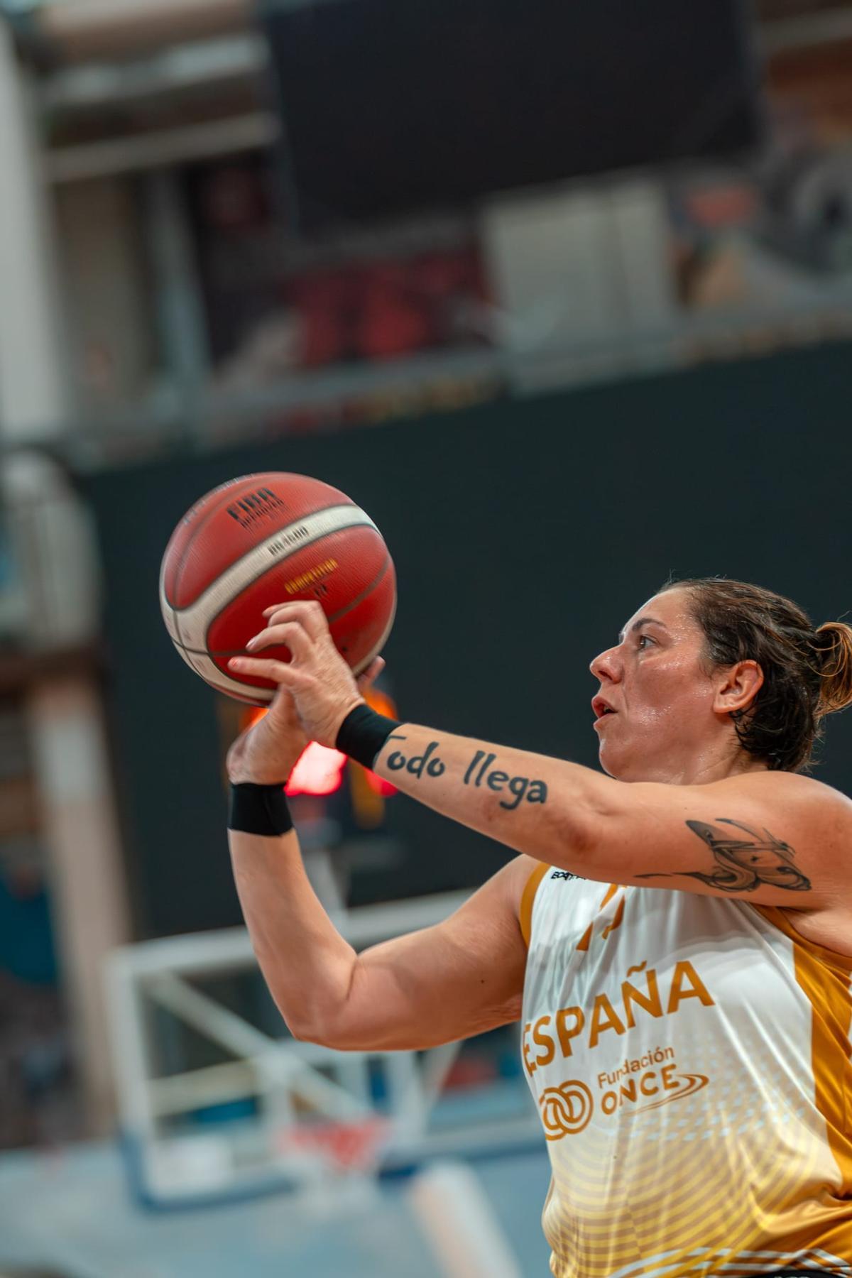 La jugadora olívica lanza a canasta en un partido de la repesca que clasificó a España para el Mundial.