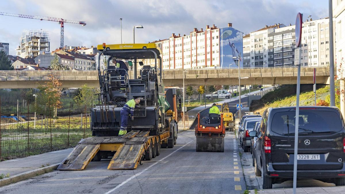 El asfaltado de la nueva calle que conectará con la rúa Escultor Jesús Landeira ya está en marcha.