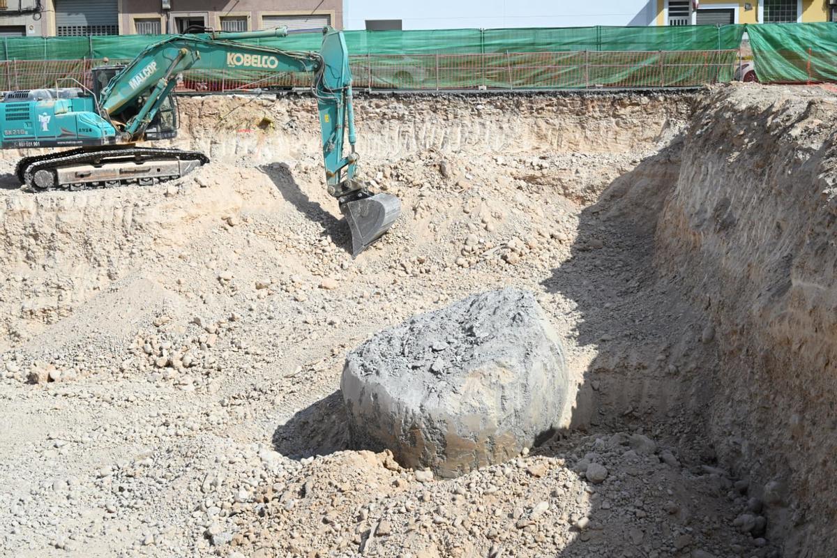 Bola de cemento de grandes dimensiones en el solar de Jayton en Elche, formada al condenar un pozo con cemento