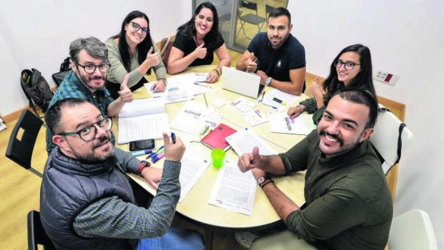 Desde la izquierda, Juan David García, Fito Ramírez, Nadine Hernández, Rebeca Oliva, Víctor López, Bárbara Marrero y Cristóbal Pérez, en la sede de Sumas.