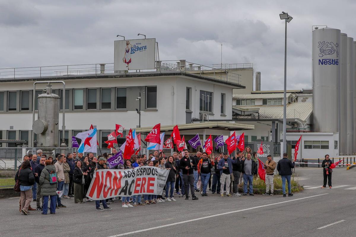 Concentración en protesta por el ERE de Nestlé.