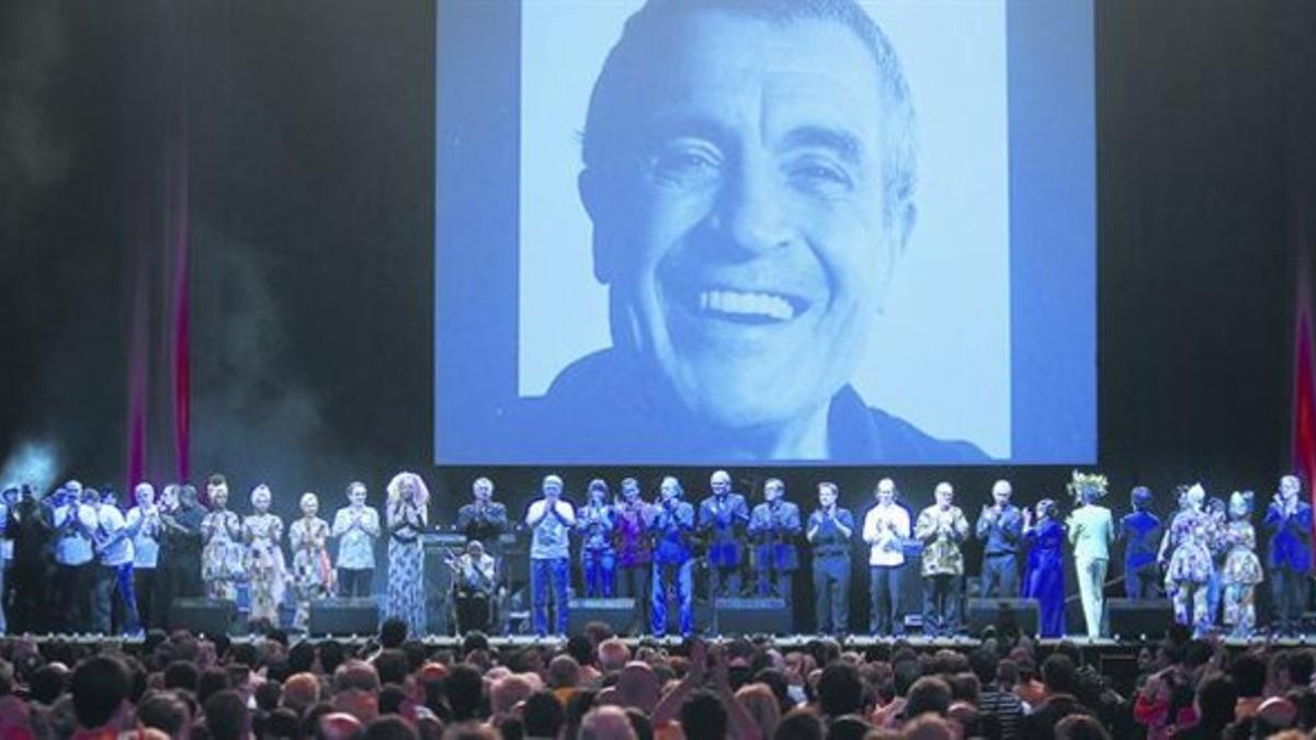 Homenaje a Rubianes en el Sant Jordi, en junio del 2009, con todos sus amigos en el escenario.