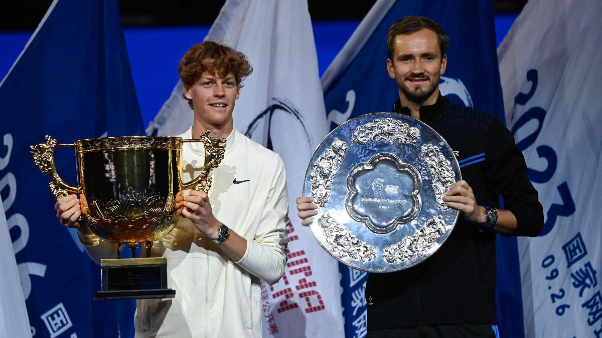 Sinner y Medvedev posan con sus respectivos trofeos