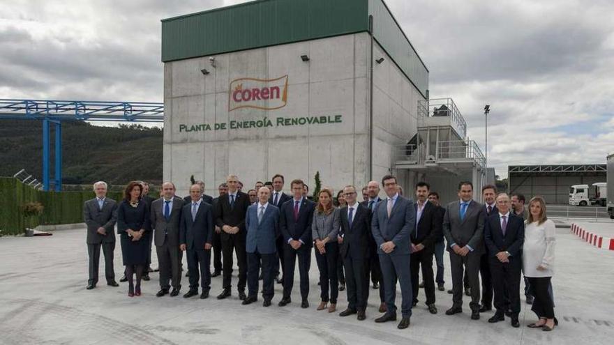 La comitiva inaugural, con el presidente de la Xunta,delante de la planta de biomasa en Ourense. // B.L.