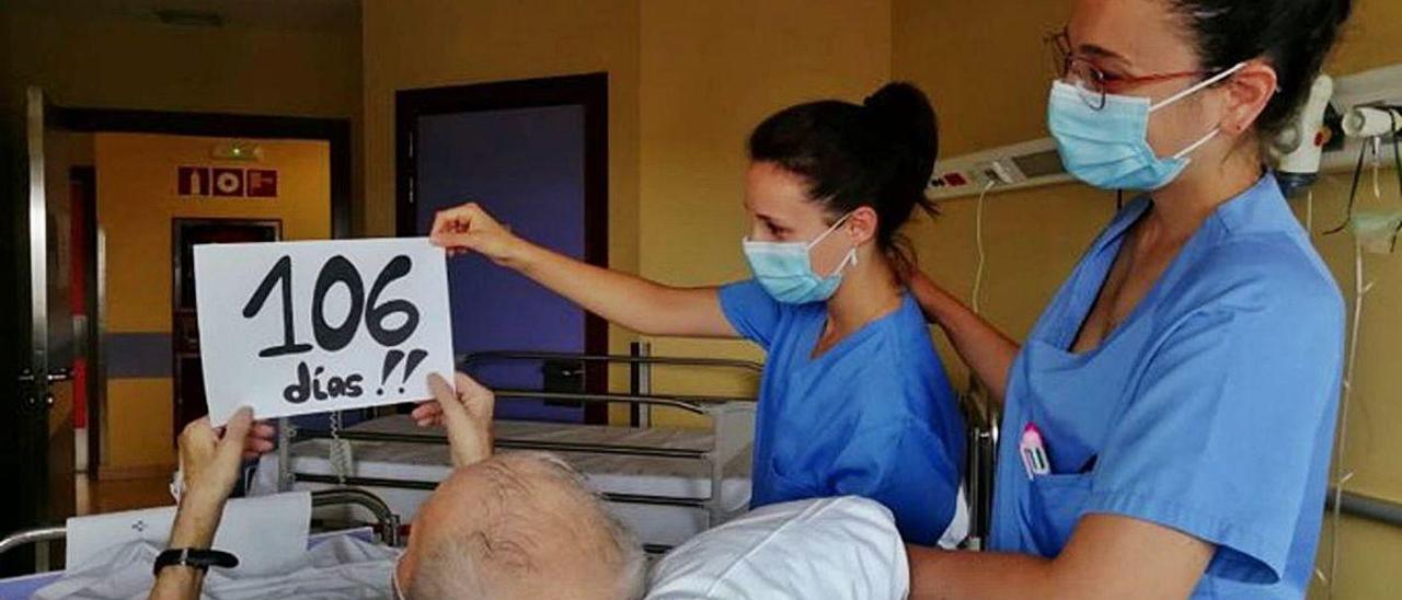 Las enfermeras del Hospital San Agustín, ayer, con el paciente, a la salida de la UCI.