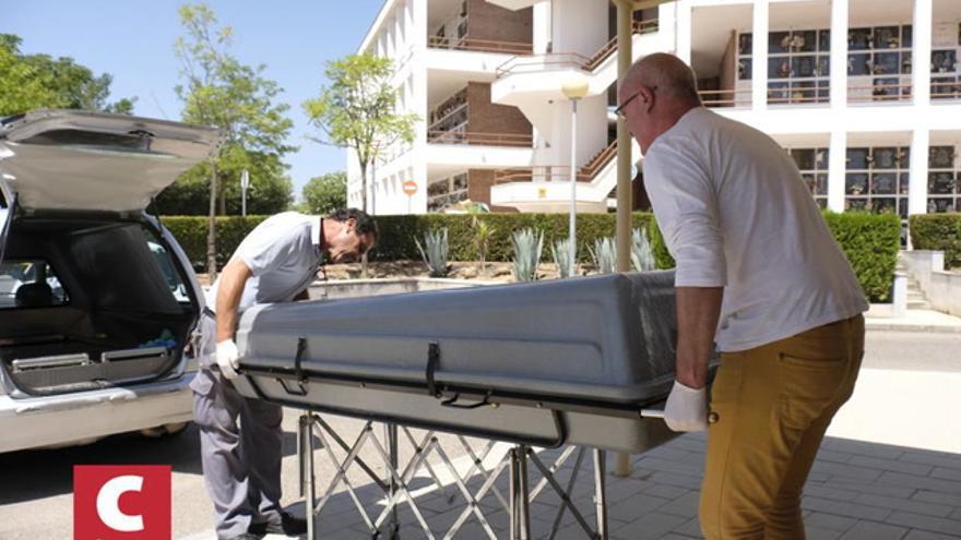 Vídeo / El féretro con los restos de Miguel Blesa llega al Instituto de Medicina Legal de Córdoba