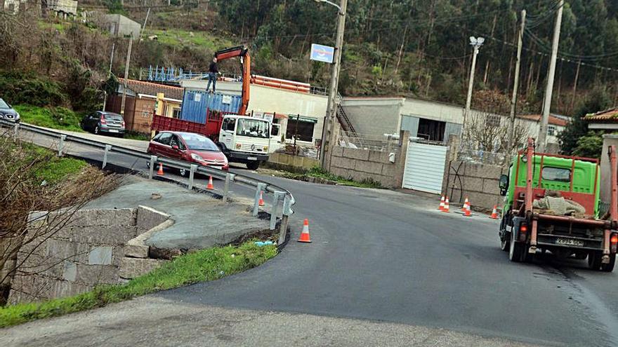 Obras anteriores en un tramo del vial de O Viso-Igrexario.  | // G.NÚÑEZ