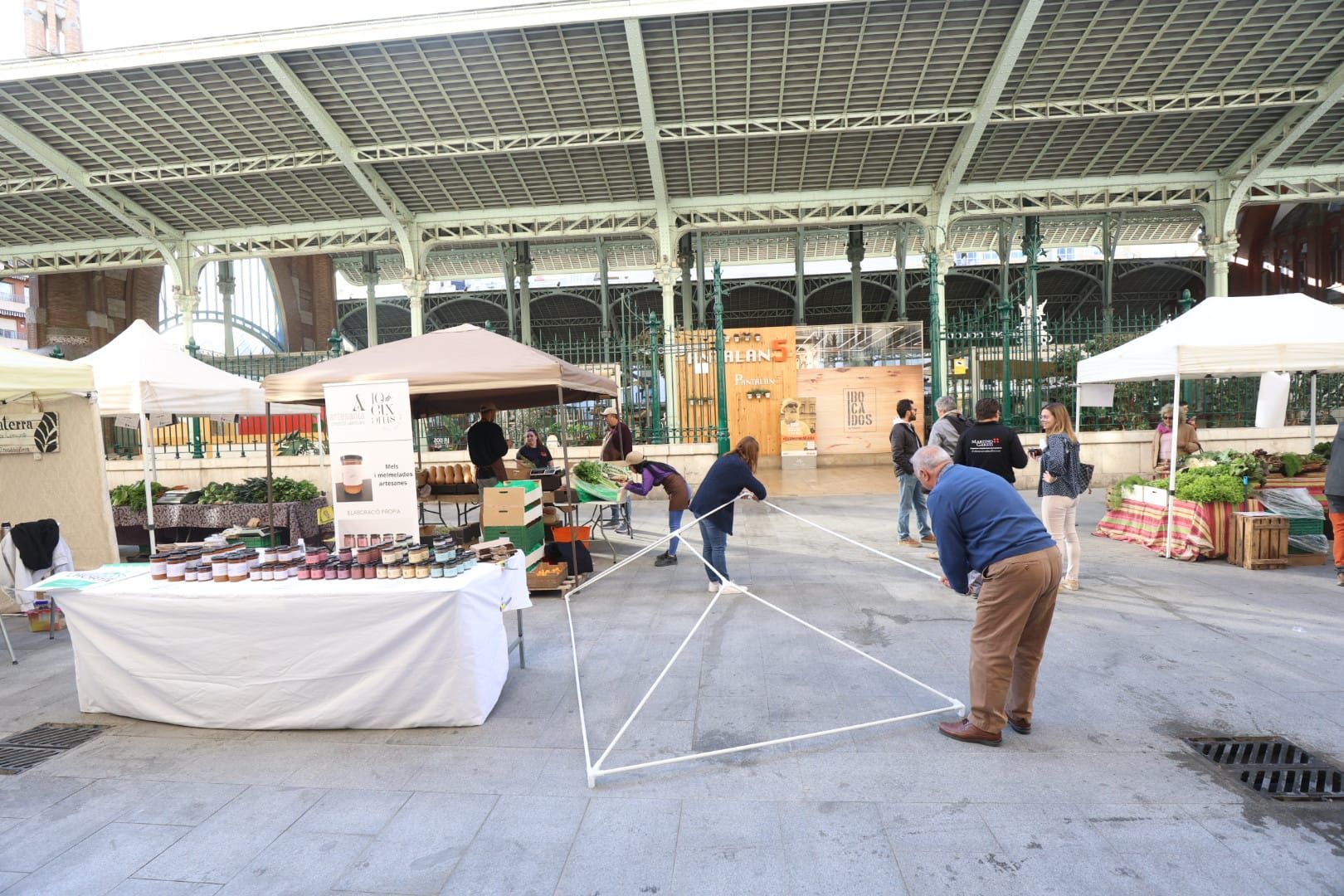 Se instala en el mercadillo de fruta y verdura en el Mercado de Colón