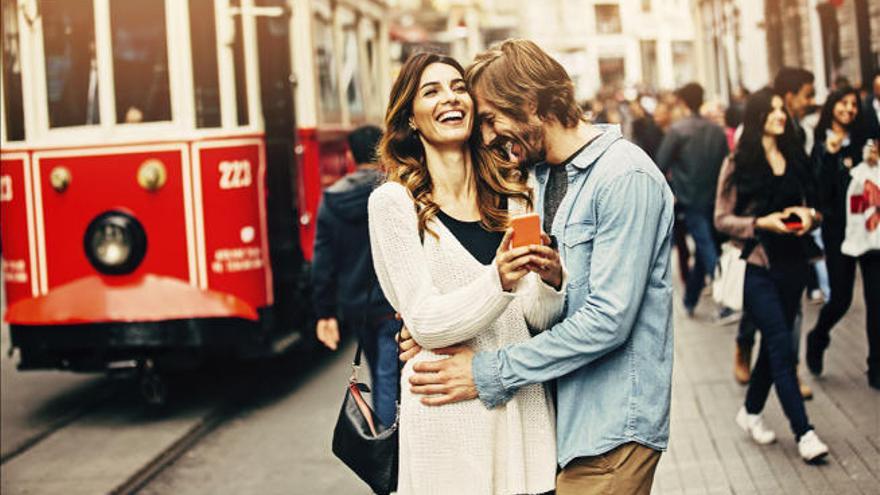 Una pareja en actitud cariñosa.