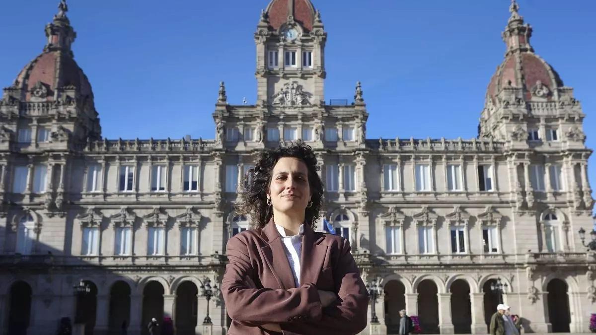 Avia Veira ante o Palacio Municipal de María Pita.