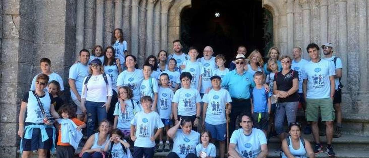 La comitiva posa ante la puerta de la iglesia conventual. // Noé Parga