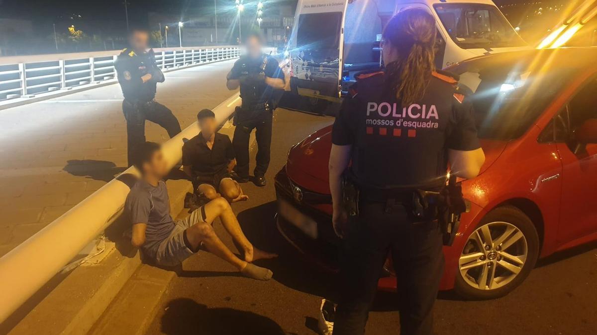 Momento de la detención de los dos hombres en Santa Coloma de Gramanet